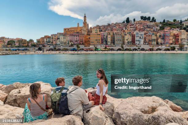 famiglia che guarda la bella città di mentone, alpi marittime, francia. - costa azzurra foto e immagini stock