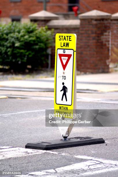 state law - yield to pedestrians within crosswalk - vorfahrt beachten stock-fotos und bilder