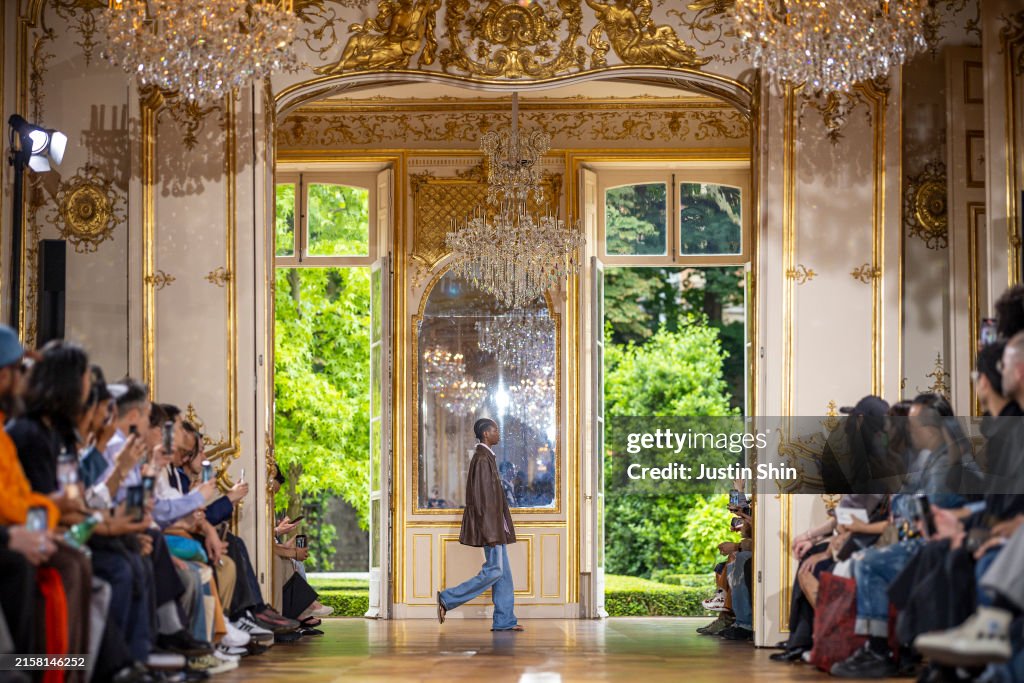 Auralee : Runway - Paris Fashion Week - Menswear Spring/Summer 2025