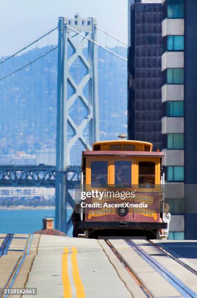le téléphérique se dirige vers le pont suspendu - région de la baie de san francisco photos et images de collection