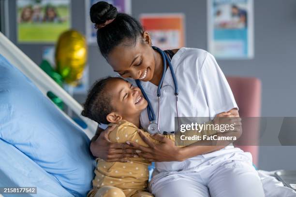 making friends - kinderarts stockfoto's en -beelden