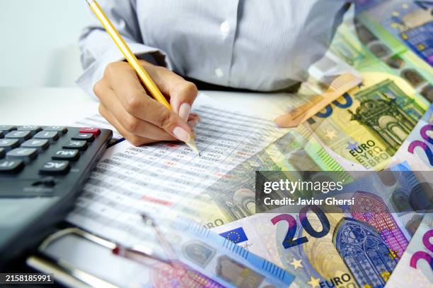 woman's hand making calculations and cash euro bills - todas as unidades monetárias europeias imagens e fotografias de stock