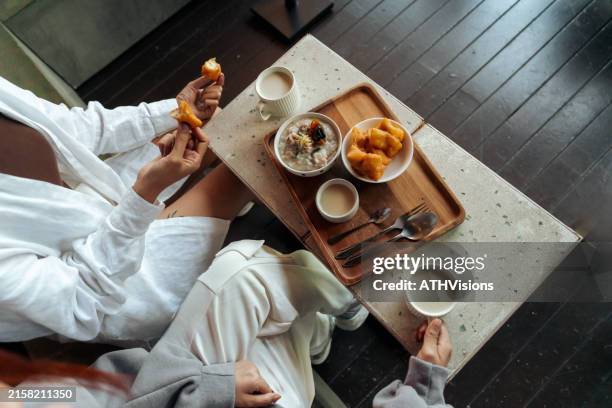 desayuno tradicional asiático en bandeja de madera - carbohidrato fotografías e imágenes de stock