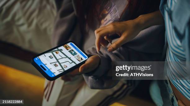 nahaufnahme einer gruppe von menschen, die eine karten-app auf einem smartphone verwenden, um ein restaurant zu finden. - gps stock-fotos und bilder