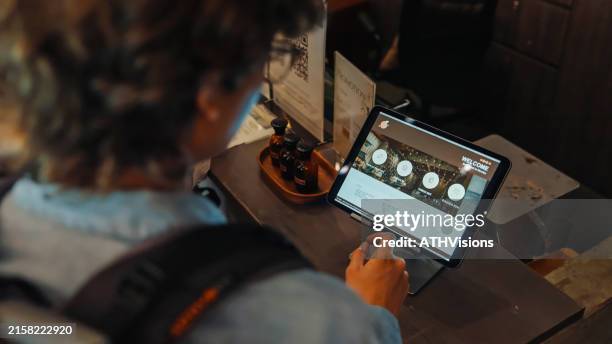 amigos que usan el auto check-in en la tableta en el albergue - hacer una reserva fotografías e imágenes de stock