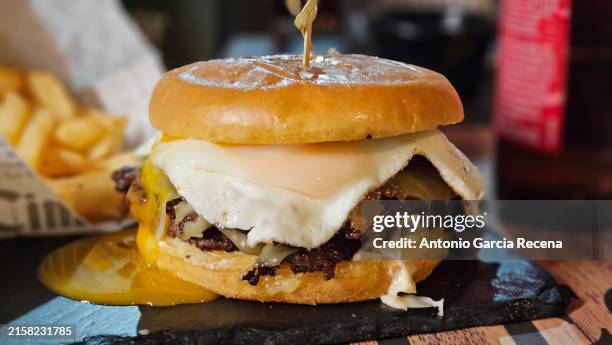 cheese smash burguer in restaurant with egg - tomato smash stock pictures, royalty-free photos & images