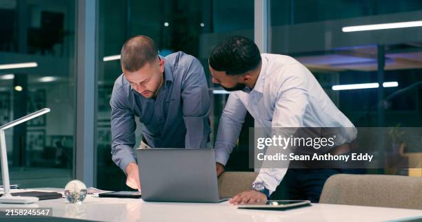 uomo, laptop e revisione sul posto di lavoro insieme per il lavoro di squadra, la partnership e la collaborazione con la strategia. detective, tecnologia e investigazione per la giustizia, la corruzione e il crimine con prove video - investigatore foto e immagini stock
