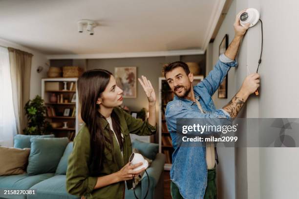 pareja de sistemas de seguridad - paranoia fotografías e imágenes de stock