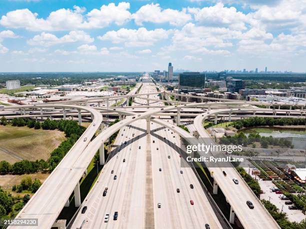 houston texas interstates and highways from above - autopista interestatal fotografías e imágenes de stock