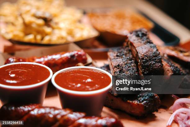 barbacoa de ahumadero estilo texas - salsa de acompañamiento fotografías e imágenes de stock