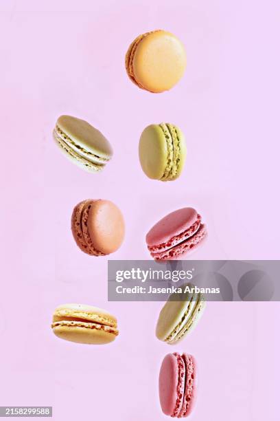 colorful fresh macarons - macaron photos et images de collection