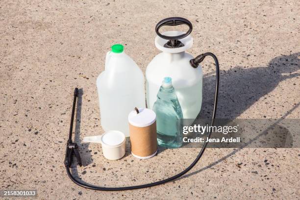 natural weed killer, organic natural herbicide, pump sprayer garden sprayer - onkruidverdelger stockfoto's en -beelden