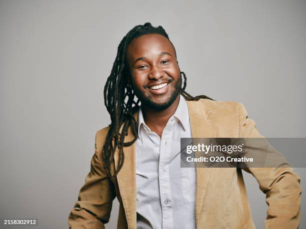 retrato de estudio de un joven negro - cabello rastafari fotografías e imágenes de stock