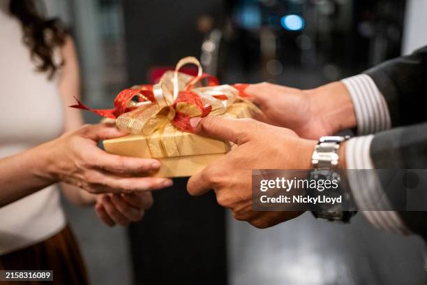 manager presents gift to a visiting international team member in office - receiving stock pictures, royalty-free photos & images