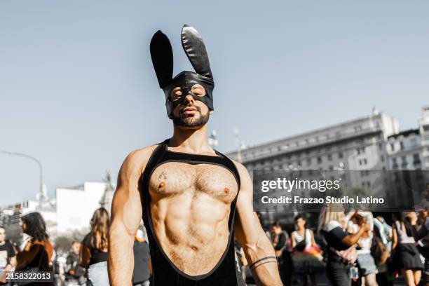 portrait of mid adult gay on lgbtqia pride parade - fetisjkleding stockfoto's en -beelden