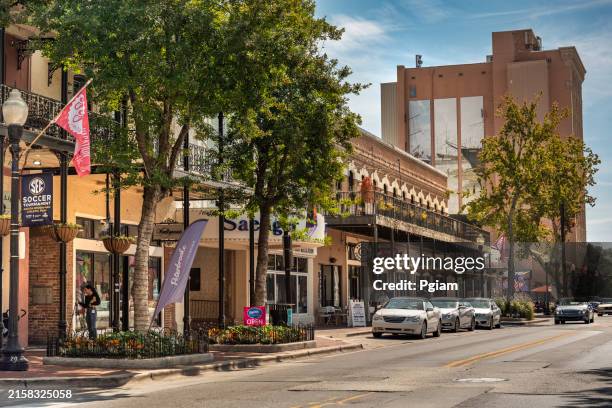 pensacola, florida innenstadt historische main street am golf von mexiko usa - pensacola stock-fotos und bilder
