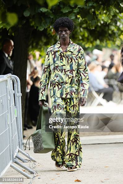 Kenzo: Outside Ambiance- Paris Fashion Week - Menswear Spring/Summer 2025 Kenzo: Outside Ambiance- Paris Fashion Week - Menswear Spring/Summer 2025