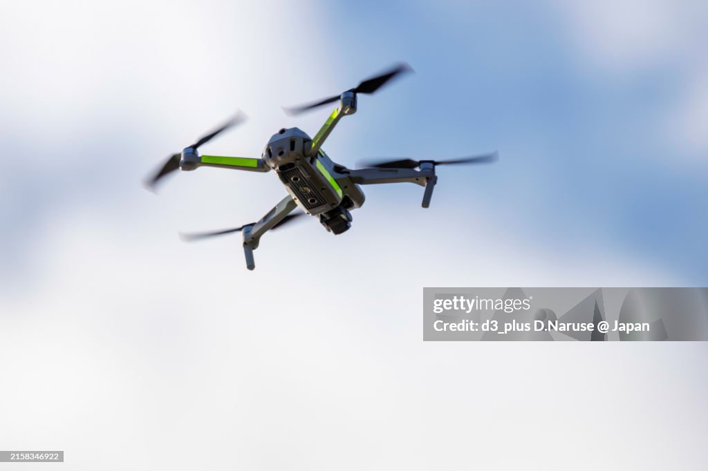 Taking aerial photos to survey Hirizohama and the surrounding islets and waters.The drone is flown with permission from the local fishing cooperative.