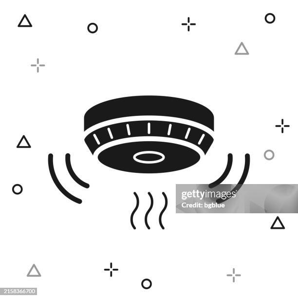 ilustraciones, imágenes clip art, dibujos animados e iconos de stock de detector de humo. icono sobre fondo blanco - smoke-detector-with-smoke