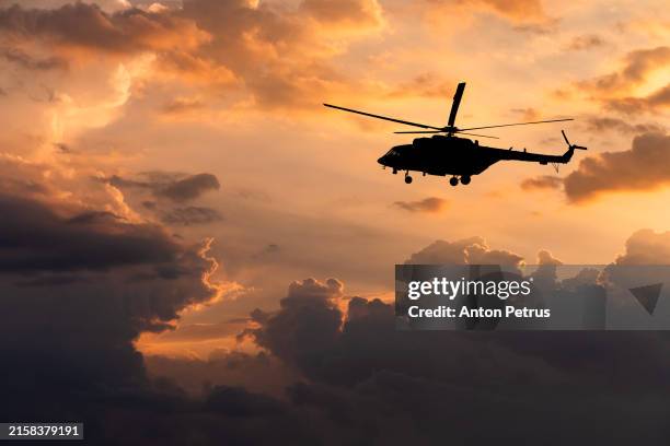 russian military helicopter at sunset sky - helicóptero militar imagens e fotografias de stock