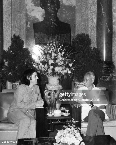 Le premier ministre vietnamien Pham Van Dong et le photographe Jean-Claude labbé à Hanoi en aout 1978