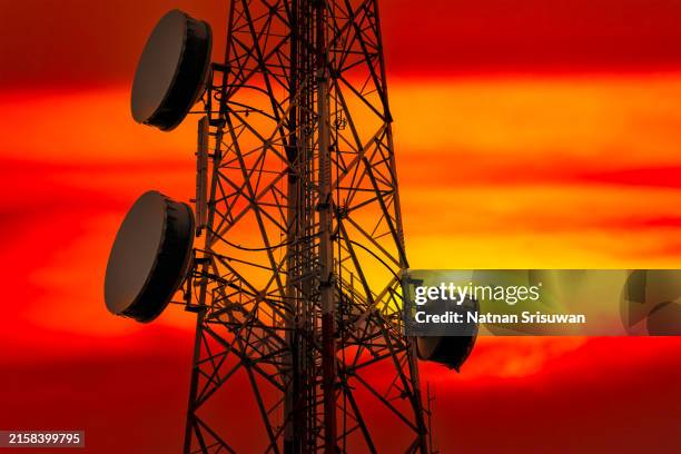 cellular communications tower for mobile phone data transmission - tour de transmission par micro ondes photos et images de collection