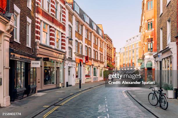 street with shops, cafes and restaurants in marylebone, london, england, uk - calle vacía fotografías e imágenes de stock
