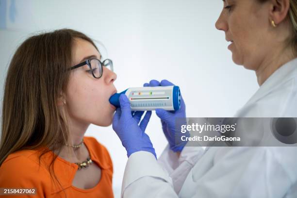 consultation médicale - child peak flow meter photos et images de collection
