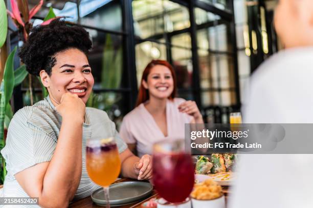 donne d'affari che parlano durante l'happy hour al bar - happy hour foto e immagini stock