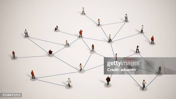 persone in miniatura collegate da linee su una superficie bianca. social media e concetto di connessione - movimento foto e immagini stock