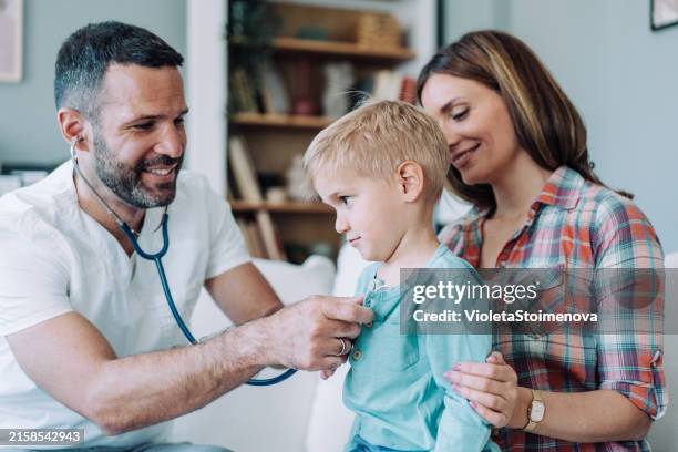 ein mitarbeiter des gesundheitswesens besucht eine junge mutter und ihren sohn zu hause. - hausbesuch stock-fotos und bilder