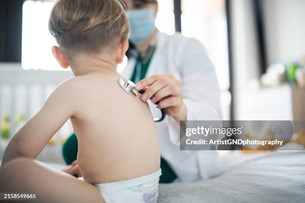 examen domiciliario por pediatra. - hospital infantil fotografías e imágenes de stock