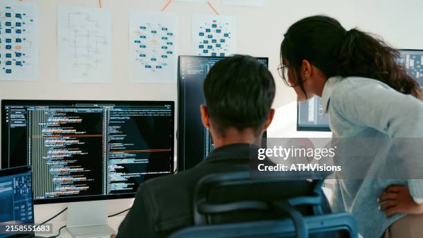 programmatori latinx collaborativi che discutono di codice su monitor, lavoro remoto e ibrido, intelligenza artificiale e apprendimento automatico - programmazione televisiva foto e immagini stock