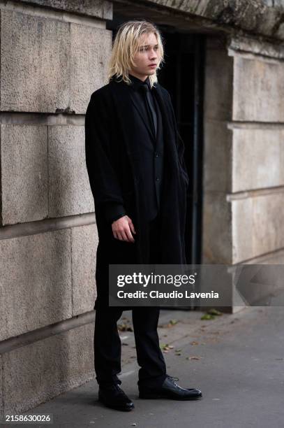 Nettspend Style Nettspend wears black suit, black tie, black shirt, black long... News ...