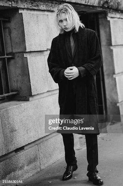 Nettspend Style Nettspend wears black suit, black tie, black shirt, black long... News ...