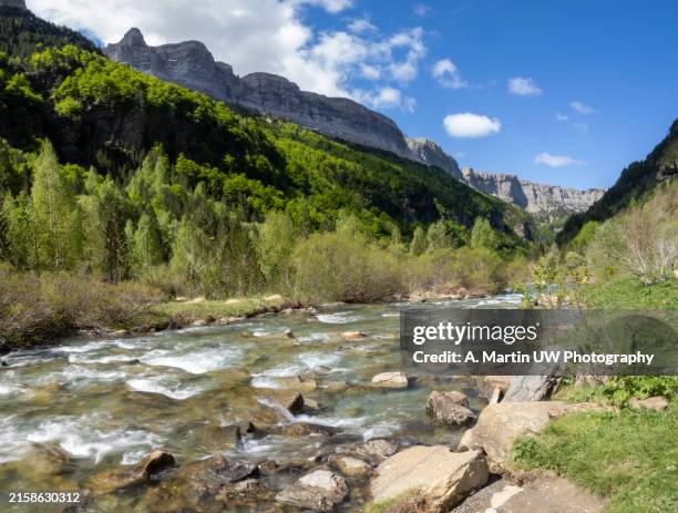 the ordesa y monte perdido national park is located in the province of huesca in the autonomous community of aragon, spain. - llanura fotografías e imágenes de stock