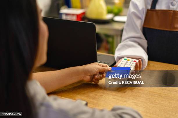 woman paying with credit card in restaurant. - nyckelkortläsare bildbanksfoton och bilder