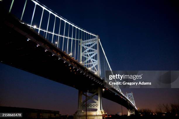 philadelphia's benjamin franklin bridge at night - delaware river stock pictures, royalty-free photos & images