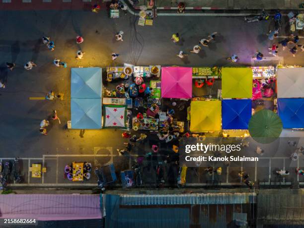 top view of night market on city street at night - stand fotografías e imágenes de stock