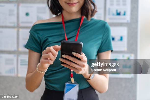 businesswoman working on smartphone - vragenlijst stockfoto's en -beelden