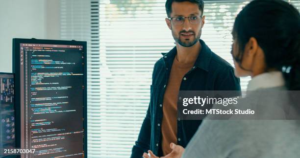 nahaufnahme des software-engineering-teams, das sich mit problemlösung und codeanalyse für die webentwicklung in modernen büros beschäftigt. softwareentwickler, künstliche intelligenz und programmierung. - python-programmiersprache stock-fotos und bilder