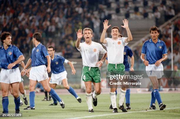 Republic of Ireland captain Mick McCarthy and John Aldridge appealing a decision. 30th June 1990. FIFA World Cup Finals. Quarter-Final match at the...