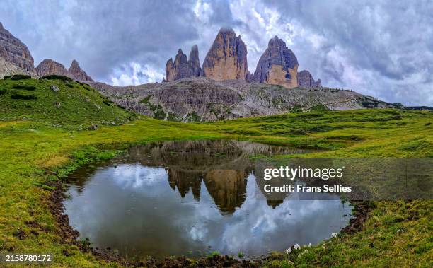 dramatic sky at tre cime di lavaredo (drei zinnen), dolomites, south tyrol, italy - spiegelteich stock-fotos und bilder