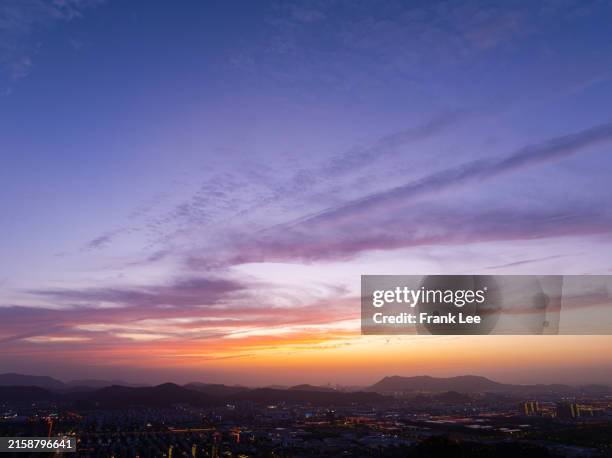 summer glowing sunset skies - avondschemering stockfoto's en -beelden