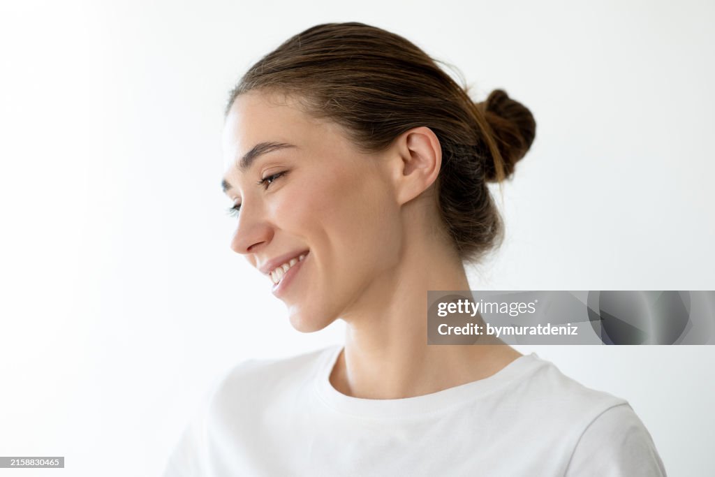 Profilseitenfoto einer jungen schönen Frau