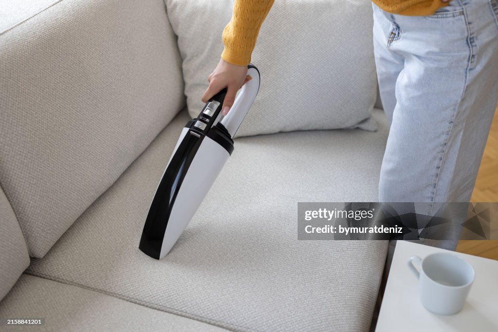 家のソファを掃除するための掃除機