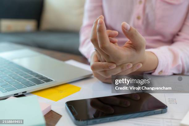 Computer Tendonitias 104 Tendonitis Finger Stock Photos, High-Res Pictures, and Images ...