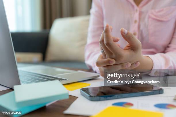 Computer Tendonitias 104 Tendonitis Finger Stock Photos, High-Res Pictures, and Images ...