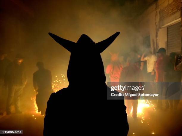 fire festival - paganismo fotografías e imágenes de stock