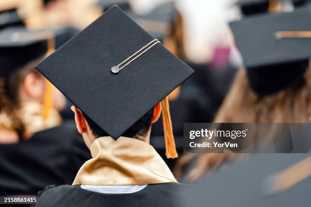 graduado de la escuela secundaria con toga de graduación en la ceremonia de graduación - túnica fotografías e imágenes de stock